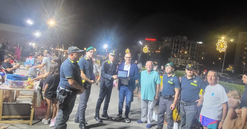 Diablo e Mell, unità della Guardia di Finanza di Pescara   al Mercatino dei Bambini di Amare Montesilvano