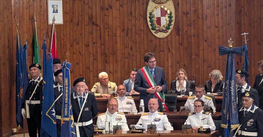 Vasto, la cerimonia di consegna della medaglia commemorativa, in occasione dei 100 anni della costituzione, al gruppo Anmi di Vasto