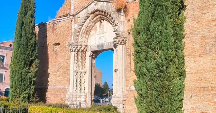Vasto, sono iniziati i lavori di restauro alla facciata della Chiesa di San Pietro