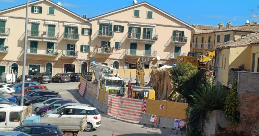 Piazza Barbacani, abitazioni al posto dell’inguardabile rudere che ci accompagna da anni