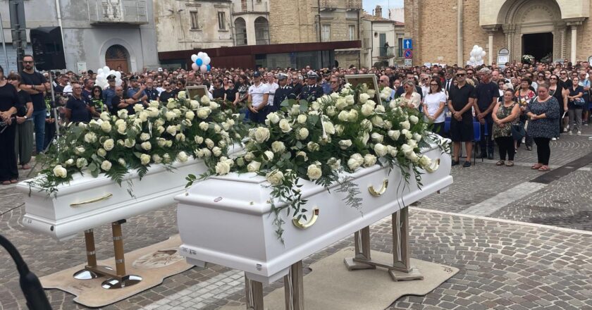 Migliaia di persone, a San Salvo, in piazza San Vitale, per i funerali di Claudio e Annabella