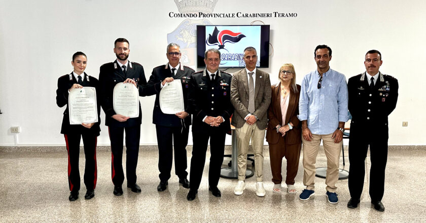 Truffa sventata a una 75enne, a Teramo l’Osservatorio della Legalità premia tre Carabinieri. Prospero: “Il senso del dovere non è mai scontato”