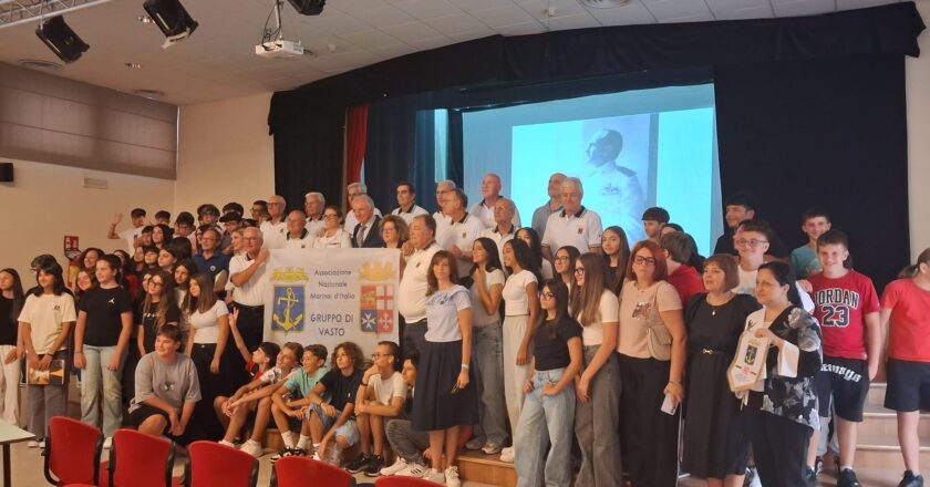 La Scuola Secondaria “R. Paolucci” sulle tracce del suo Eroe: le classi terze celebrano i 100 anni dell’ANMI di Vasto