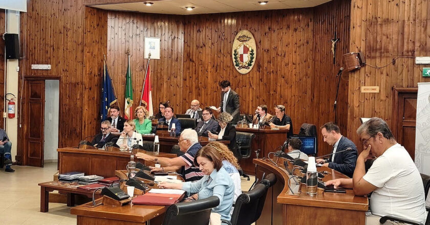 Sanità, bocciato il monitoraggio. FdI: “Il giudizio del sindaco Menna era in un video girato prima del Consiglio”