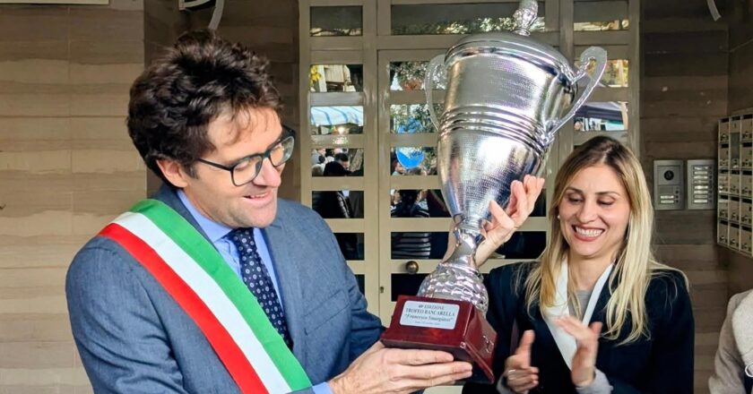Trofeo bancarella: il sindaco Menna solleva la coppa, quest’anno assegnata al Comune di Vasto