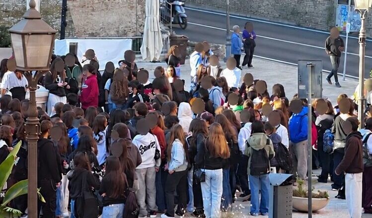 A Vasto studenti in piazza contro il Governo. Il sindaco Menna: «È arrivato il momento di cambiare pagina»